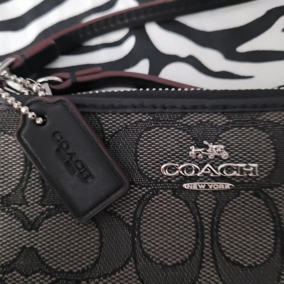 Coach wristlet - Picture 3 of 5
